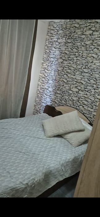 Inchiriez pe termen lung sau in regim hotelier apartament cu  2 camere semidecomandat  in zona Gradina, blocul lipit de restaurant Romario.