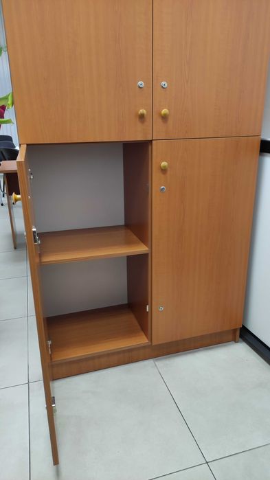 Офис мебели в отлично състояние: етажерка, бюро, стол, шкаф, секция