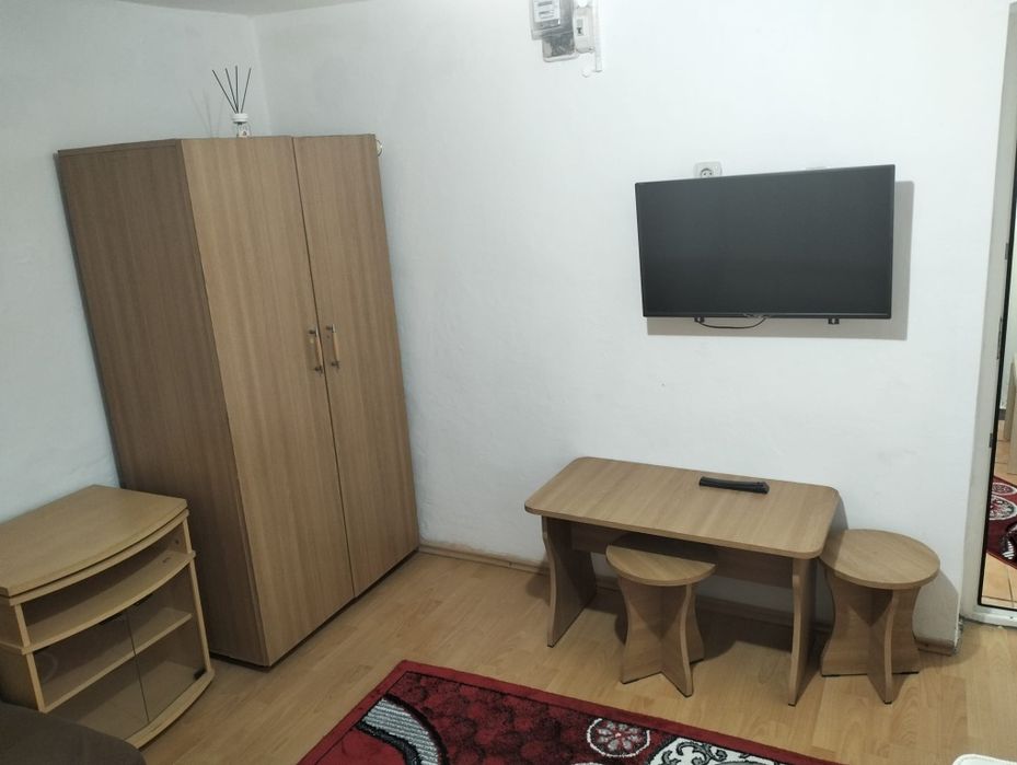 Închiriez Garsoniera la curte