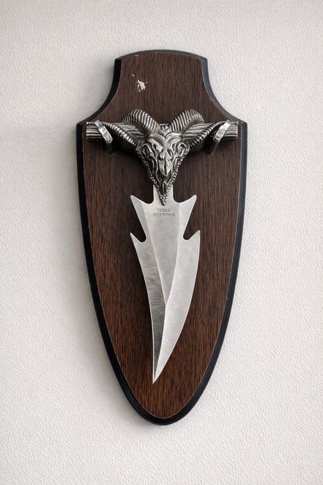 Pumnal decorativ medieval cu cap de berbec