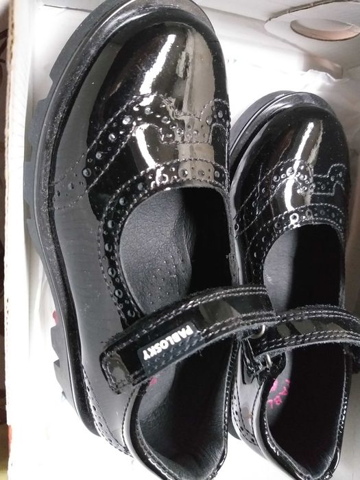 нови сандали  с перли 27 номер