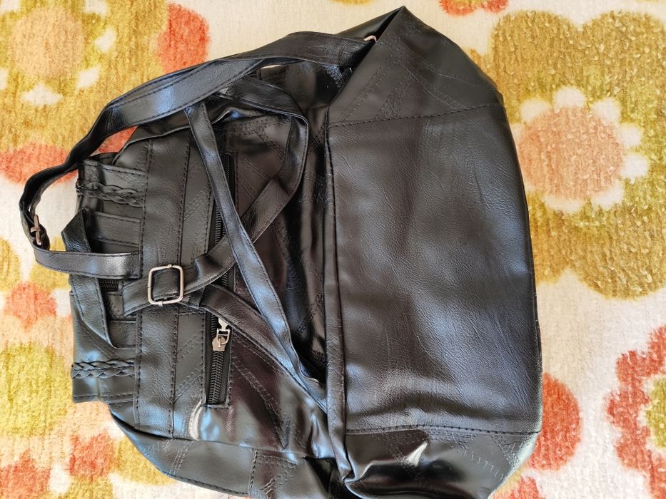 Дамска раница, размер 30 на 30 см.Чисто нова.