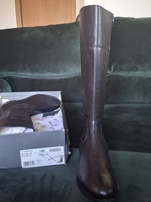 Cizme de piele negre înalte.