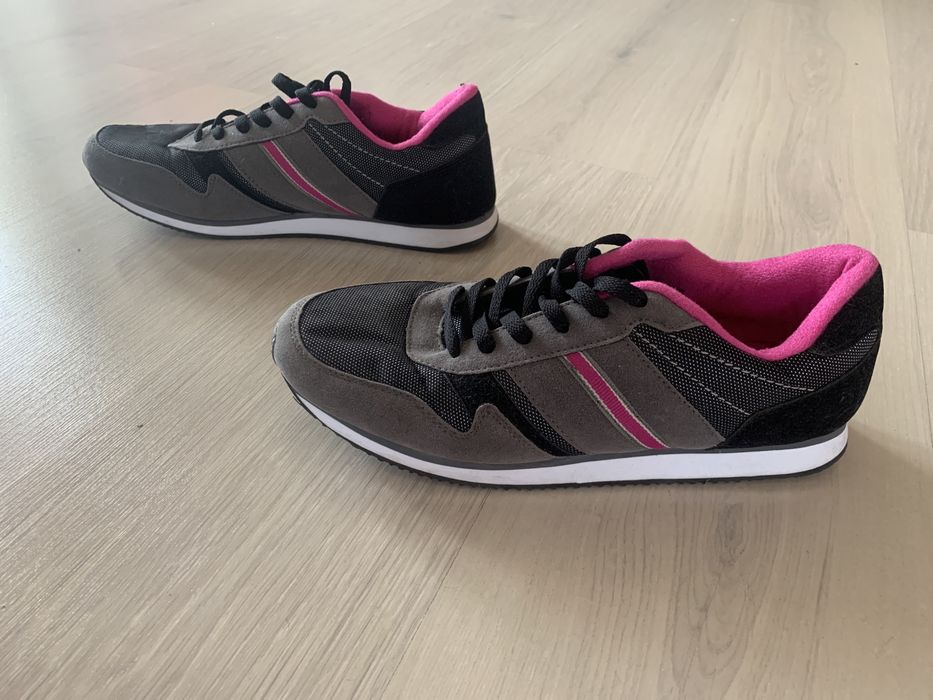 Vand adidasi (41) pentru dama.