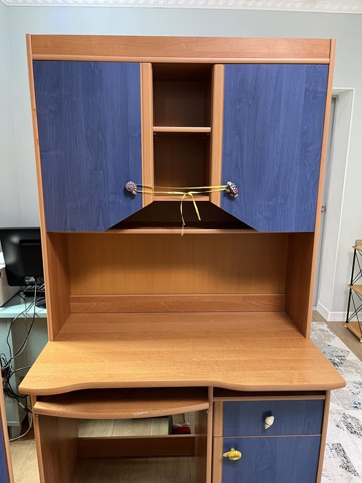 Шкаф столымен бирге сатылады