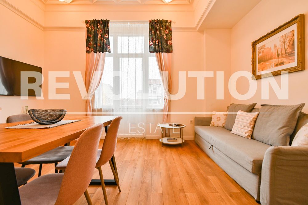 Дава се под наем Тристаен апартамент в София, Център - 90 кв.м за 1250 € - Снимка #2