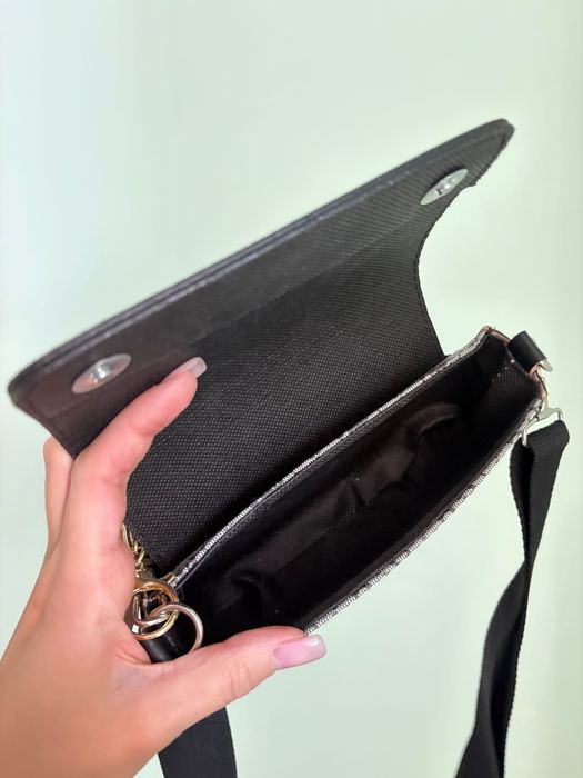 Малка чанта Guess за рамо