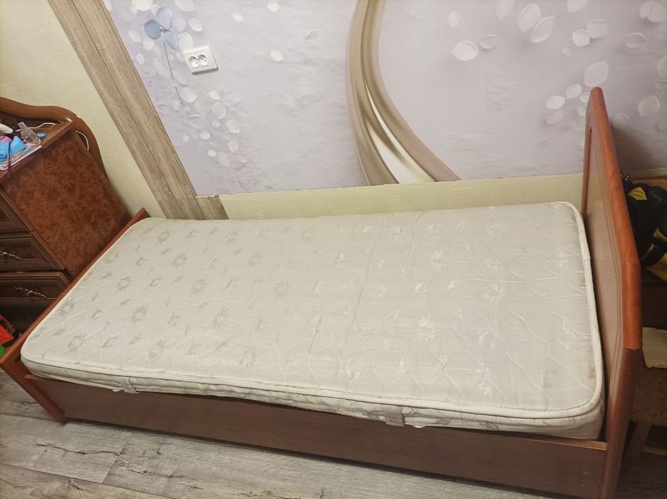 Кровать односпалка.