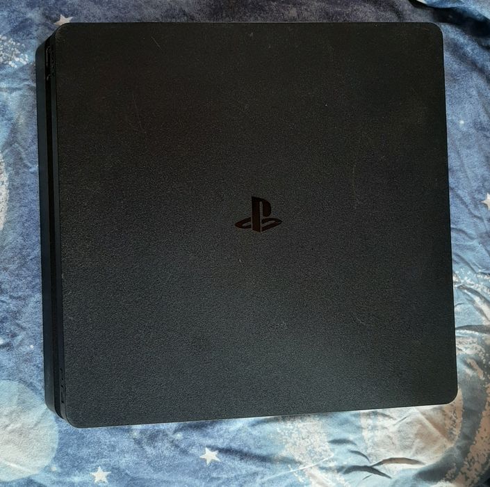 Vând PlayStation 4 slim în stare bună ps4