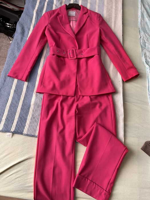 Брючной костюм малиновый