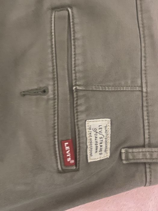 Pantaloni levis chino