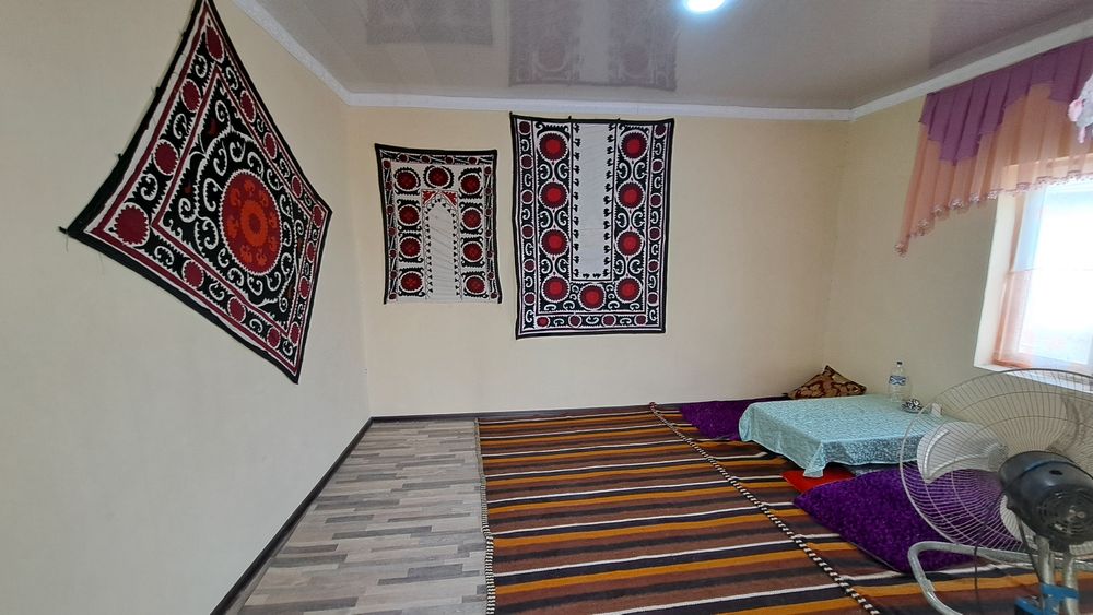 Ховли сотилади, 4 сотик. Свет, газ, сув доимий.