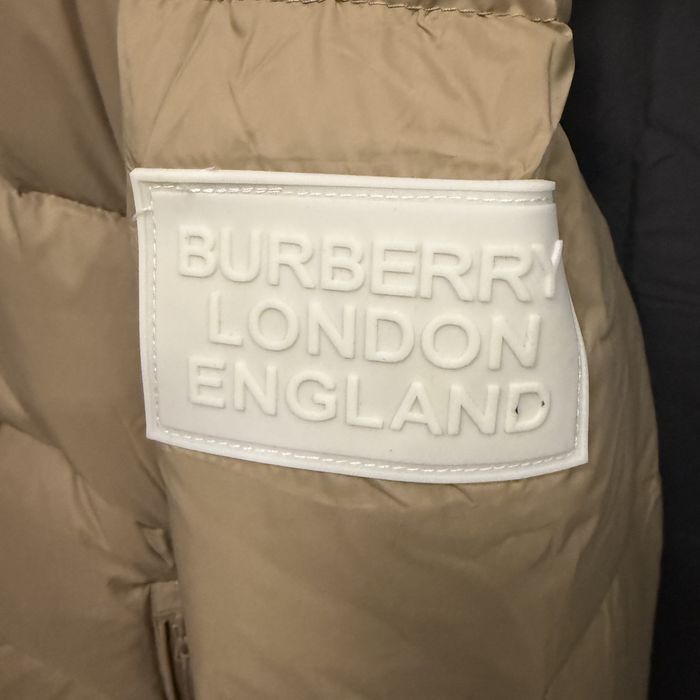 Vand geaca 2in 1 Burberry noua cu eticheta