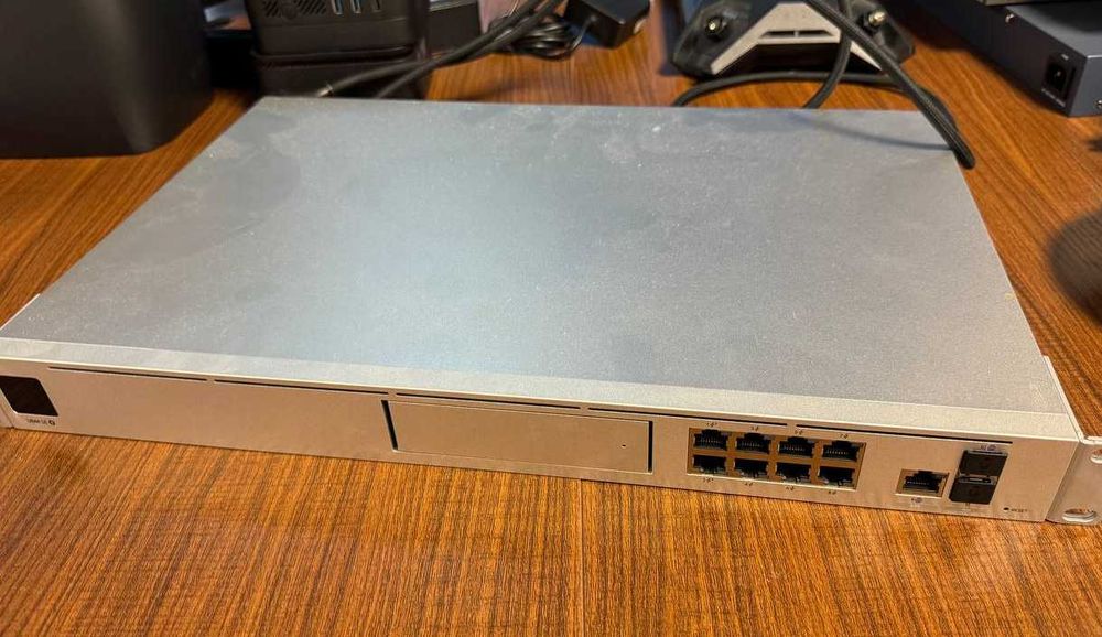 Vând UniFi Dream Machine SE (UDM-SE) – Folosit acasă