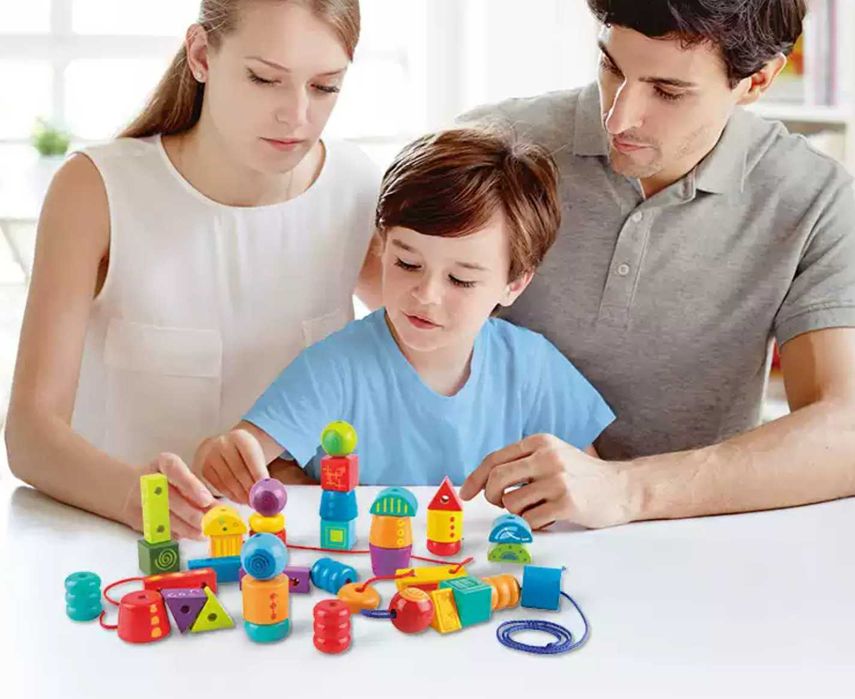 Дървена игра Hape за малко дете конструктор кубчета с наниз