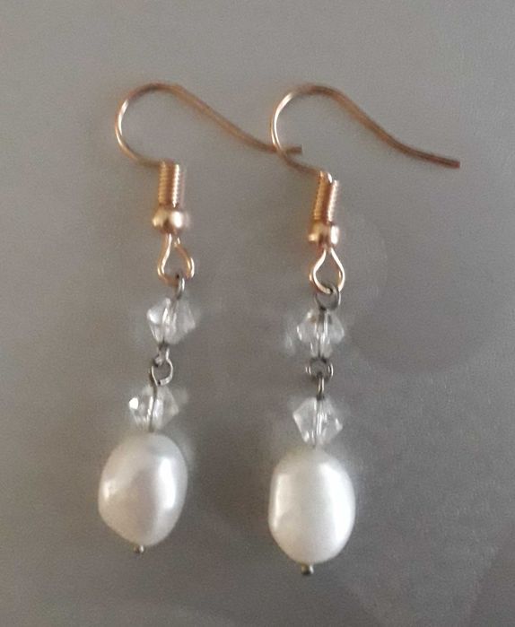 Вносни обеци с естествени перли