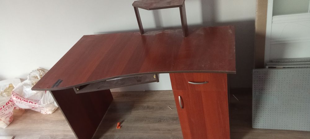Продам компьютерный стол