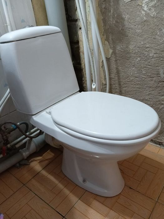 Унитаз с крышкой и бачком