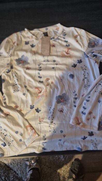 Две дамски блузи, спортна жилетка