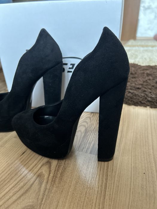 Дамски обувки на висок ток