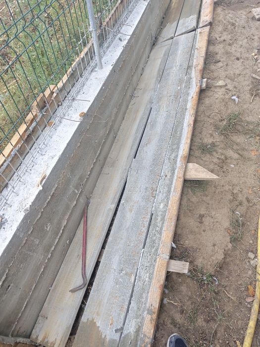Vând aproximativ 3 metri cubi de scândură la un preț de 1000 de lei .