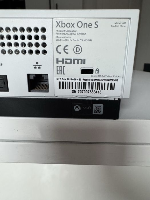 Xbox One S 1TB + Controller