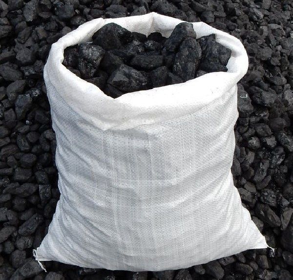 Дрова уголь в мешках