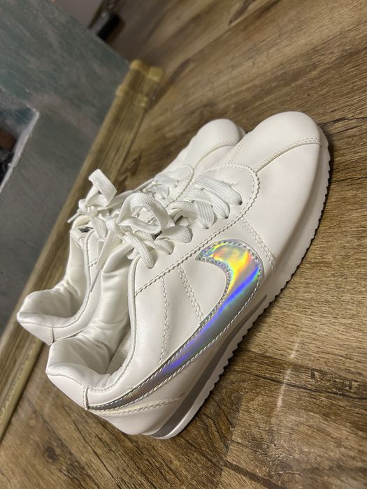Vand adidasi nike
