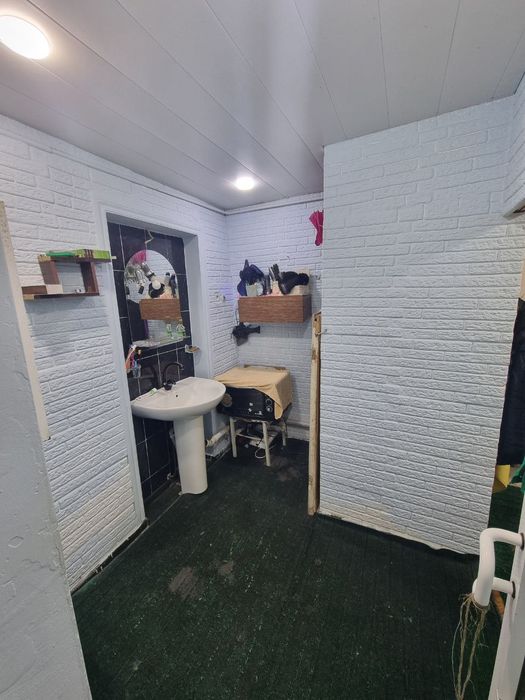 Uy sotiladi 3.5 sotiq 4 xona 1 zal owxona bilan vanna alohida