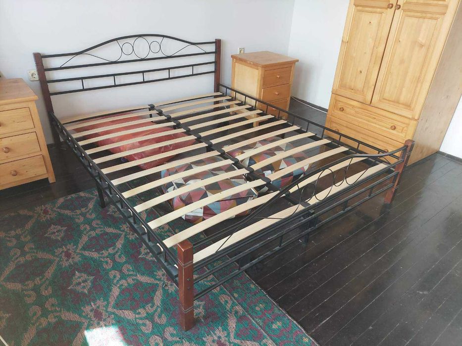 Двойно метално легло с дървени крака