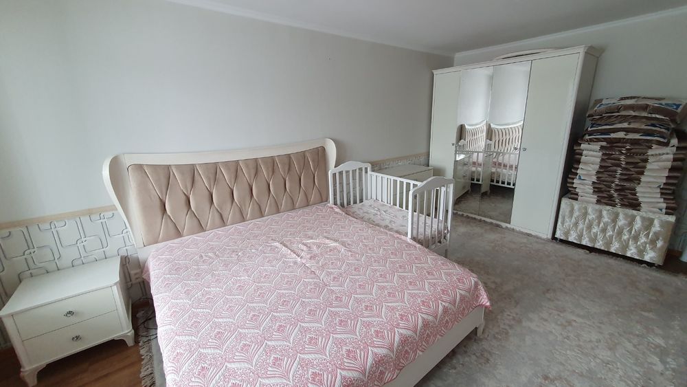 Продам кровать с прикроватными двумя тумбочками