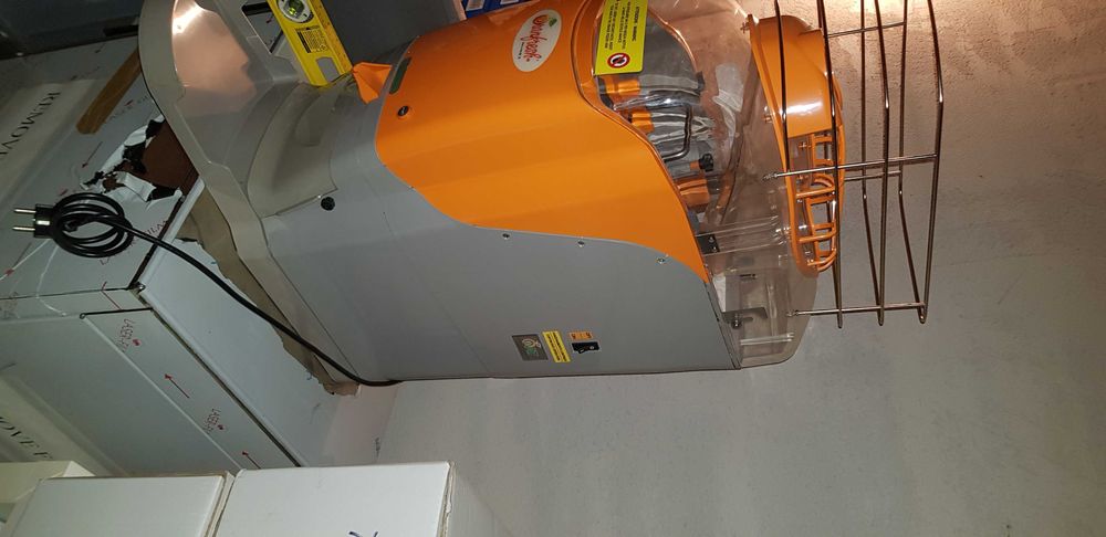 фреш машина Модел Orangenius с КОНТЕЙНЕР от неръждаема стомана