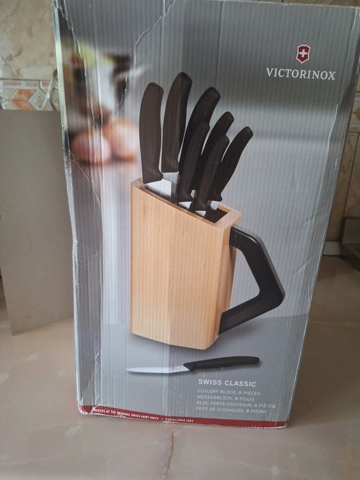 Vand trusa cutite Victorinox.