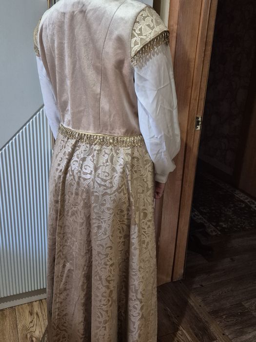 Платье и национальный камзол