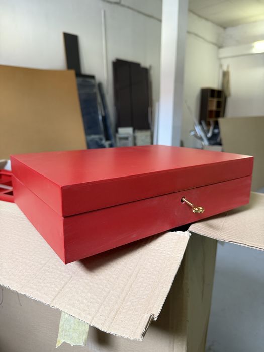 Дървени кутии от MDF – червено мат, с ключалки и разделители