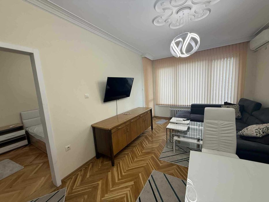 Дава се под наем Двустаен апартамент в София, Център - 60 кв.м за 698.19 € - Снимка #2