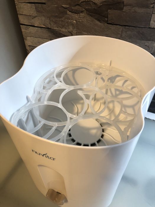 Стерилизатор за бебешки бутилки и биберони.