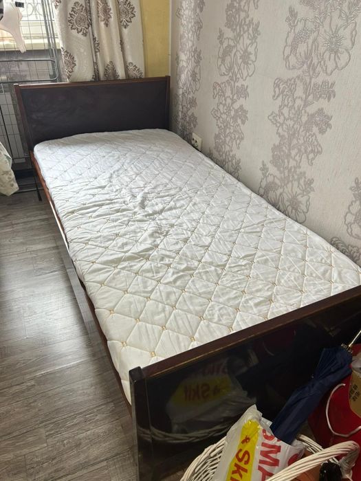 Продам кровать с матрасом