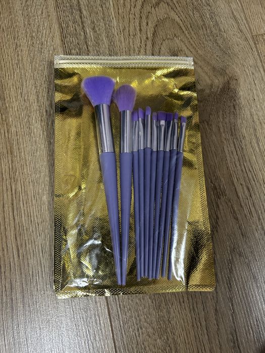 Лилави четки за грим