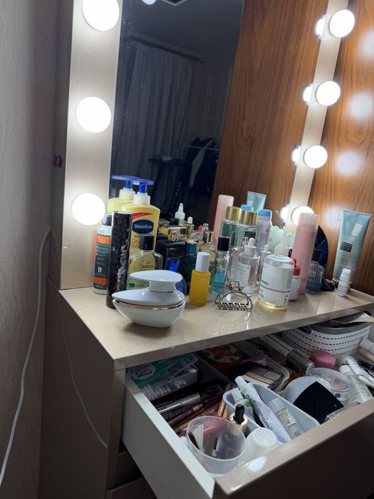 Тумбочка для макияжа