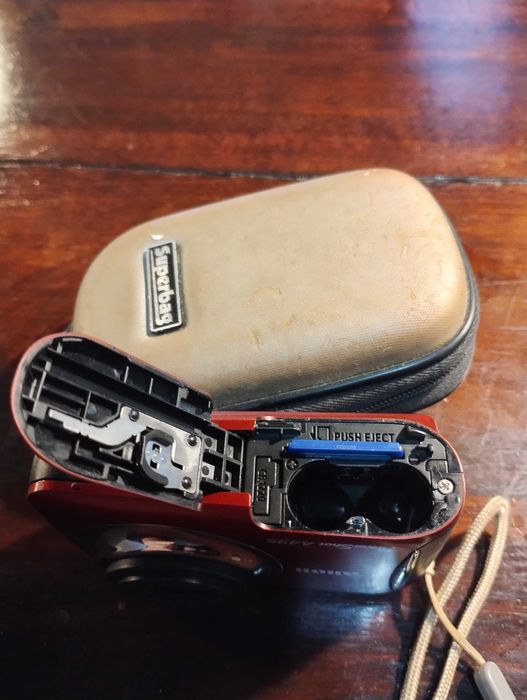 Компактен фотоапарат с калъф Canon