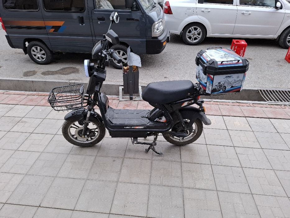 Мотоскутер сотилади