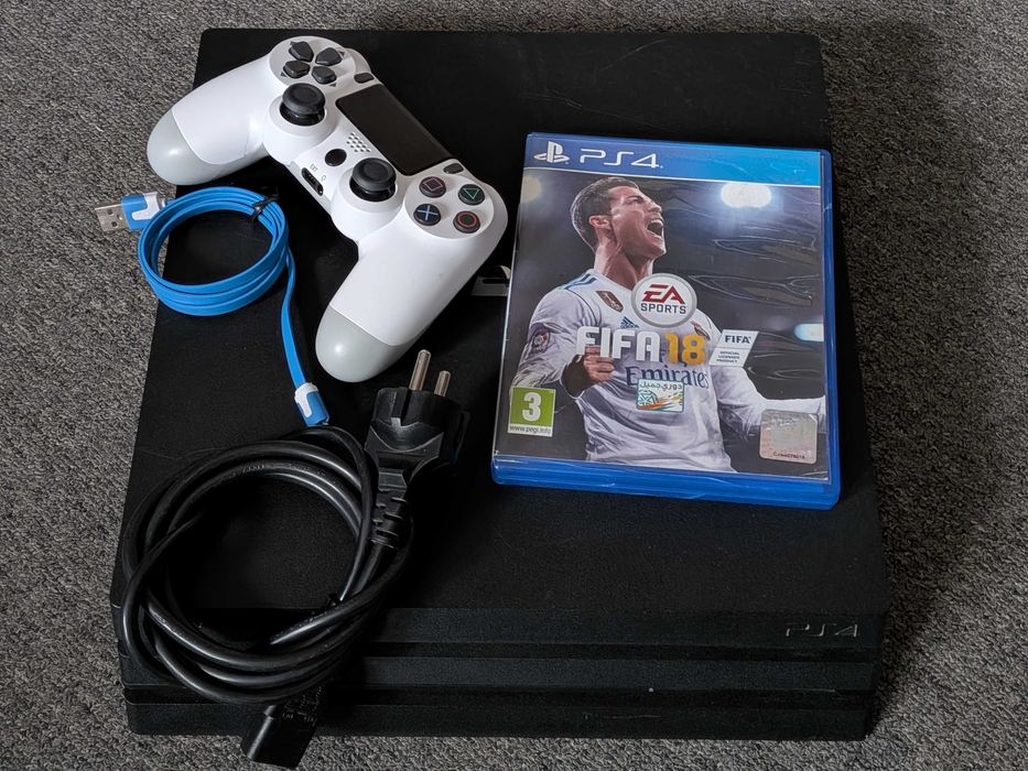 PS4 Pro 1TB 4K, stare foarte bună, controller și FIFA 18