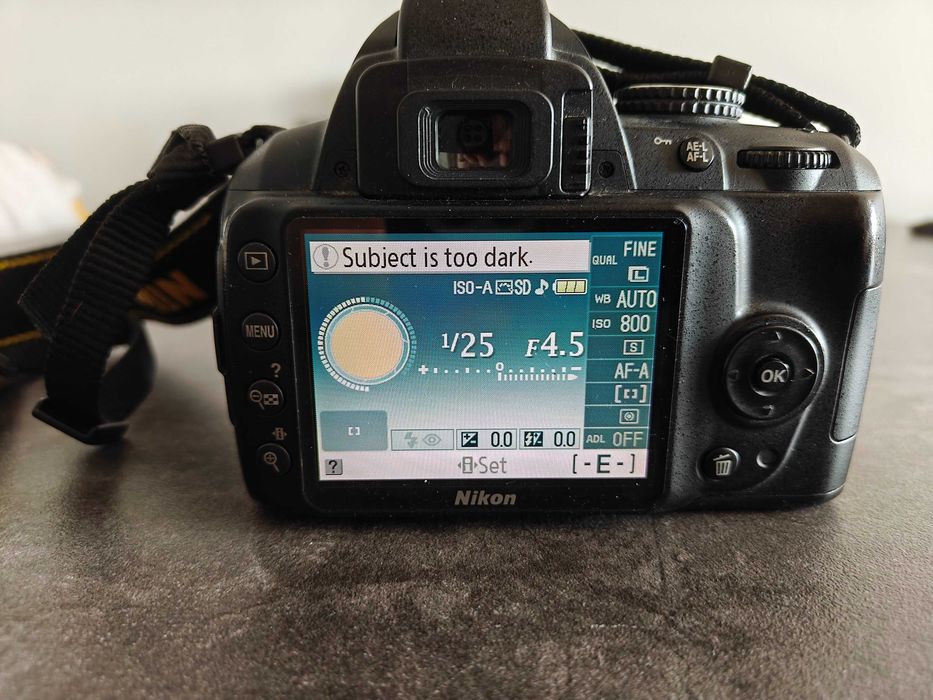 Nikon D3000 DSLR с два обектива (18-55mm и 55-200mm VR) + чанта, батерия и зарядно