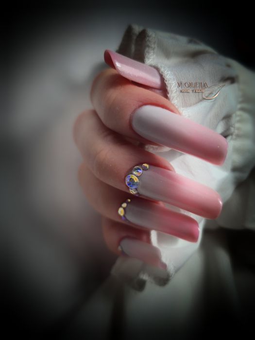 Manichiura unghii cu gel