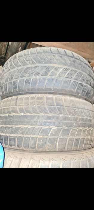 Шина на авто  мерс, тайота