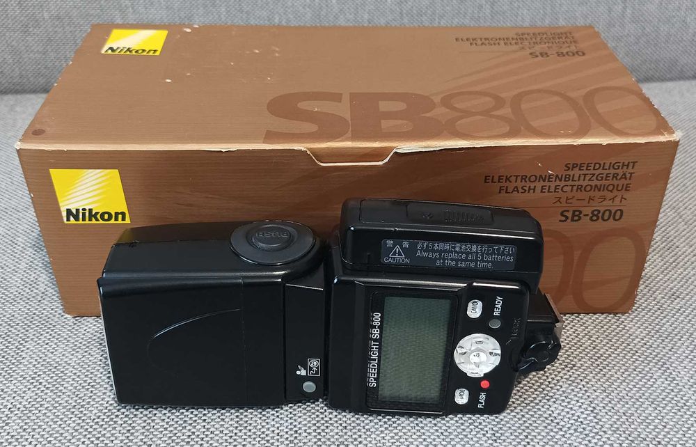 Светкавица Nikon SB-800 + приставката за 5-та батерия + 5 бр. батерии