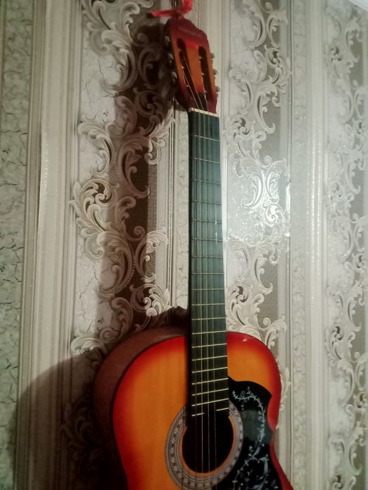 Продам гитару 6 струн