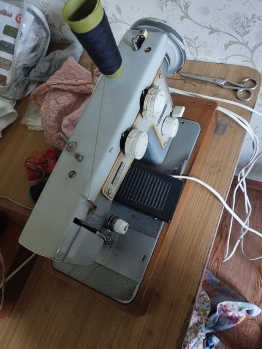 Швейная машинка и оверлок