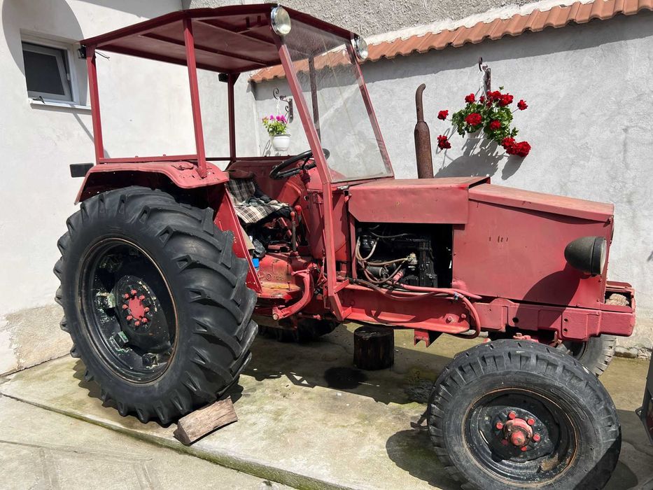 Vând tractor în stare bună de funcționare.